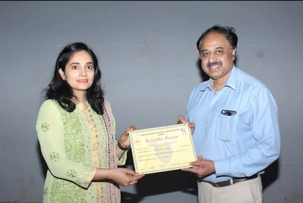 Dr. Karuna Singh Sawhny receiving Scientific Forum certificate of excellence